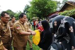 Gubernur Lampung Arinal Kunjungi Lamtim, Beri Bantuan Kursi Roda kepada Warga