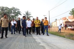 Gubernur Lampung Arinal Tinjau Perbaikan Jalan di Kabupaten Tubaba dan Way Kanan