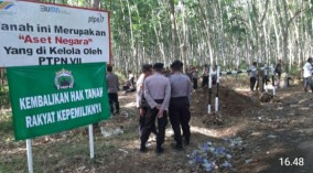 Ratusan Warga Blokir Jalan Masuk Perkebunan PTPN VII Wayberulu