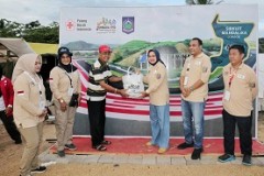 Riana Sari Arinal Berbagi Souvenir dan Paket Sembako Program Siger