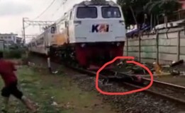 Viral Pria Baringkan Tubuhnya di Rel Perlintasan Pasar Senen Saat Kereta Lewat Direkam Para Railfans