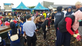 Dipantik Tiktok, Wali Kota Eva Bersama Ribuan Warga Pungut Sampah Sukaraja