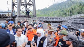 Jembatan Kaliregoyo dan Kloposawit Putus Saat Banjir Lahar Dingin, Gubernur Jatim Mengaku Akan Bertangunggjawab