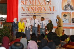 Terima Aduan Pungli SMK Negeri di Rembang, Ganjar : Langsung Saya Selesaikan!