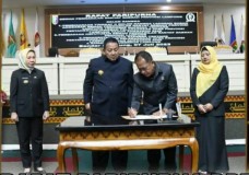 Ketua DPRD dan Gubernur Lampung Tanda Tangani Raperda Pertanggungjawaban APBD 2022