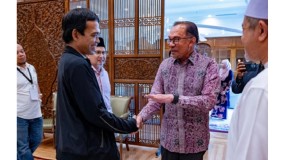 Ustaz Abdul Somad ke Malaysia Ternyata Disambut Pelukan Hangat oleh PM Anwar Ibrahim