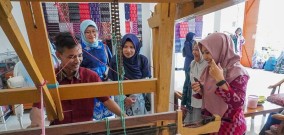 Sentra Kain Batik Tenun Ikat Kurniawan Kediri ini Sudah Berusia 73 Tahun