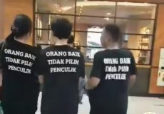 6 Remaja Gen Z Jalan-jalan di Mall Pakai Kaos Bertuliskan ORANG BAIK TIDAK PILIH PENCULIK jadi Sorotan, ini Kata Aktivis 98