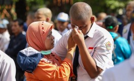 Bahagia Sang Nenek saat Memasrahkan Cucu pada Serah Terima Siswa Baru SMKN Jateng di Semarang 