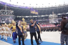 Herman HN Paradekan 125 Kader Nasdem Berpakaian Adat Lampung di GBK