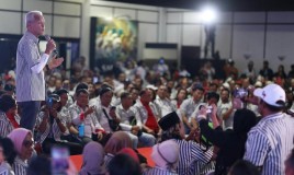 Ganjar Pranowo Tiru Jokowi, Perkenalkan Kemeja Garis-garis Hitam Putih 
