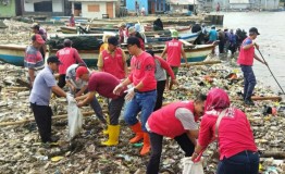 Tanpa Youtuber dan Caleg, Aparat Bumiwaras Lanjutkan Bersih Sampah Pantai Sukaraja