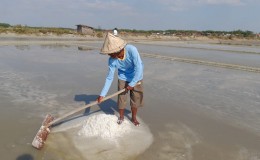 Kisah Petani Garam di Kaliori, Nasukha Sandarkan Diri pada Terik Matahari Bulan Juli