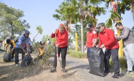 Antisipasi Banjir, Mbak Ita Bersama Warga Bersih-bersih di Banjir Kanal Barat