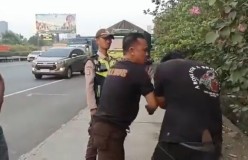 Viral Pria Berkaos Brimob Gebuki Orang Lain di Pinggiran Jalan Tol, Warganet Desak Kapolri Segera Tangkap