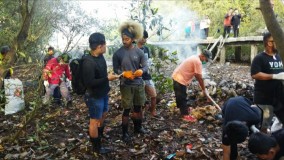 Youtuber Ikram Sukses Kolaborasi Bersihkan Sampah Hutan Mangrove Kotakarang