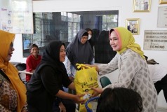 Ketum PKD Provinsi Lampung Riana Sari Serahkan Alat Bantu Kaki Palsu