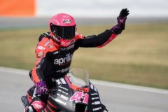 Dramatis, Aleix Espargaro Juara MotoGP Inggris Usai Salip Bagnaia di Tikungan Terakhir 
