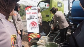 Polwan Polres Purbalingga Bantu Air Bersih di Desa Kaliori yang Alami Kekeringan