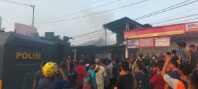 Toko Elektronik dan JNT Depan Pasar Simpang Pematang Mesuji Hangus Terbakar