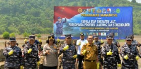 Pangkoarmada Kunker Baksos TNI AL dan Brigif 4 Marinir Piabung