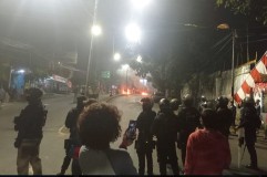 Warga Dago Elos Blokir Jalan Ir Juanda Bandung, Polisi Lepaskan Gas Air Mata Kejar Warga ke Kampung