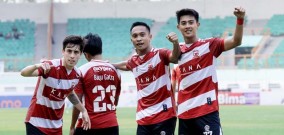 Anak Asuh Aji Santoso Dihajar Madura United, Skuad Sape Kerrap Berjaya di Puncak Klasemen Sementara Liga 1 2023/2024