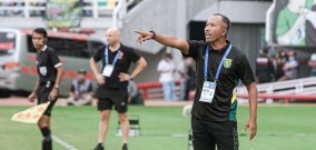 Uston Nawawi Tak Mau Hari Terakhirnya Melatih Persebaya Kalah Melawan Borneo FC