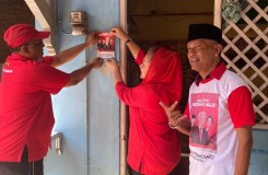 Laksanakan Instruksi DPP PDIP, Mbak Ita Tempel Stiker Capres Ganjar Pranowo ke Rumah Warga