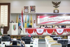 Wagub Nunik Sampaikan Tanggapan Kepala Daerah 12 Raperda Inisiatif DPRD Pada Sidang Paripurna DPRD Provinsi Lampung