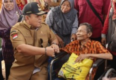 Gubernur Arinal Sapa Warga Penerima Bantuan Paket Sembako dan Kursi Roda di Lamtim