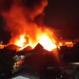 Kebakaran Hebat Landa Pemukiman di Dekat Walikota Jakpus, 12 Unit Damkar Diterjunkan 