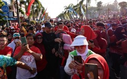 Ribuan Warga Klaten Jalan Sehat dan Berebut Foto Bareng Ganjar, Katanya: Mumpung Belum Jadi Presiden