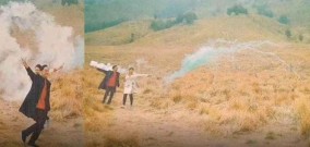 Inilah Awal Mula Kebakaran Kawasan Gunung Bromo itu Terjadi, Dua Anak Muda Memainkan Flare Foto Prewedding