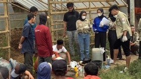 PPK Ormawa Undip Latih Petani di Dusun Pranten Membuat Pupuk Organik