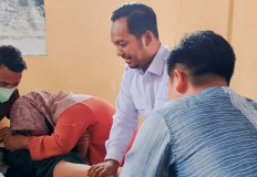 Bacaleg Gerindra Tanggamus Khitan 30 Anak di Pekon Kalibening