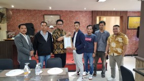 KRT Oking Serahkan SK Persadin Sumsel di Palembang