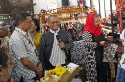 Pamerkan Koleksi Wastra di Semarang, Cara Bung Sam Tunjukkan Nusantara Itu Kaya Budaya