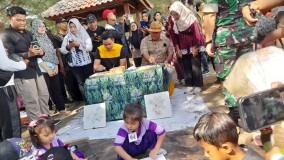 Pembukaan Bhinneka Festival Budaya, Bupati Kendal Ikut Mewarnai Batik