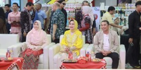 Ketua Dekranasda Provinsi Lampung, Riana Sari Arinal Hadiri Muli Mekhanai Talent Show