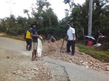 Pekon Ngarip Gotongroyong Tambal Jalan Berlobang Bantuan PU Lampung