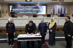 Gubernur Arinal dan Pimpinan DPRD Tandatangani Raperda Perubahan APBD Tahun 2023