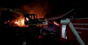 Limbah Pabrik Triplek Milik CV Makmur Abadi Wood di Way Serdang Mesuji Terbakar