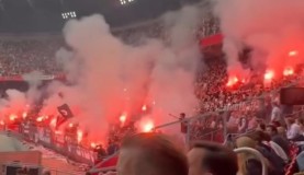 Fans Rusuh, Laga De Klassieker Ajax Amsterdam vs Feyenoord Dihentikan