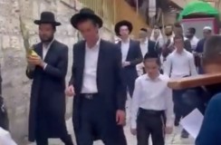 Viral Kelompok Yahudi Ultra Ortodoks Meludah ke Arah Umat Nasrani Gotong Kayu Salib