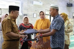 Riana Sari Beri Bantuan Perlengkapan Shalat di Masjid Agung Kotabumi
