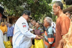 Gubernur Arinal Beri Bantuan Sembako dan Kursi Roda kepada Warga Disabilitas dan Lansia di Lamtim