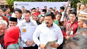 Menteri ATR/BPN Hadi Tjahjanto Didampingi Bupati Dendi Serahkan SHM ke Warga