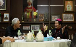 Ditemani Bubur Ayam, Ganjar dan Uskup Tanjungkarang Romo Avien Bincang Kebhinekaan