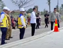 Presiden Jokowi Periksa Rigit Beton di Lamteng